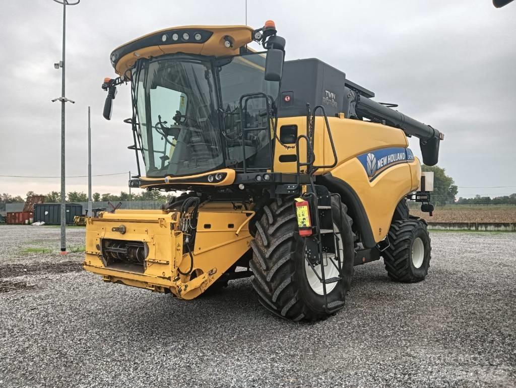 New Holland CR 7.90 コンバイン