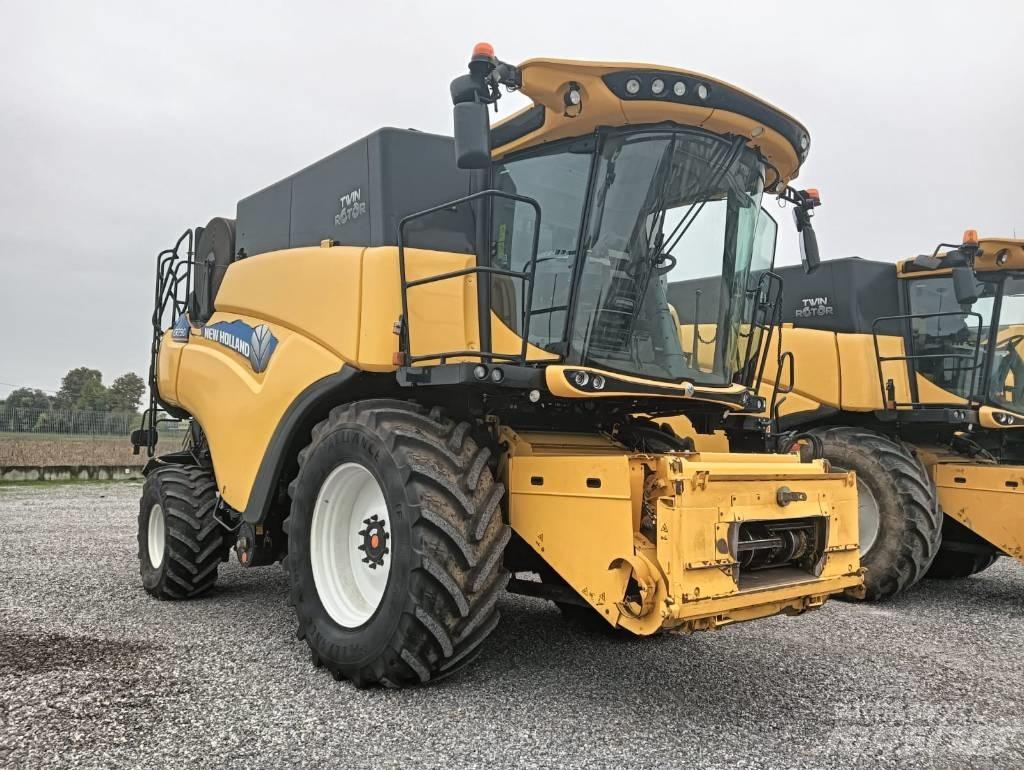 New Holland CR 7.90 コンバイン