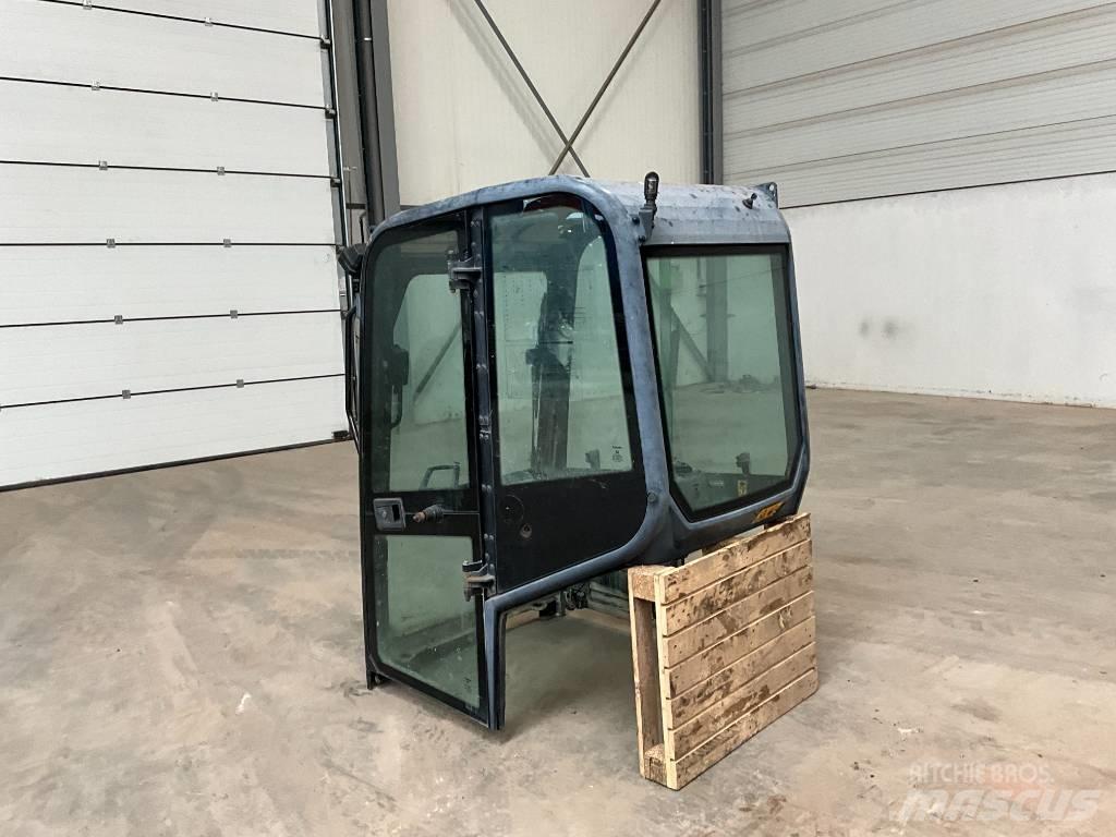 Kubota U 27-4 キャビン及び内装