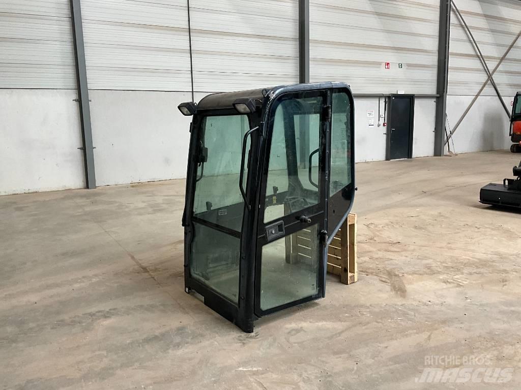 Kubota U 27-4 キャビン及び内装