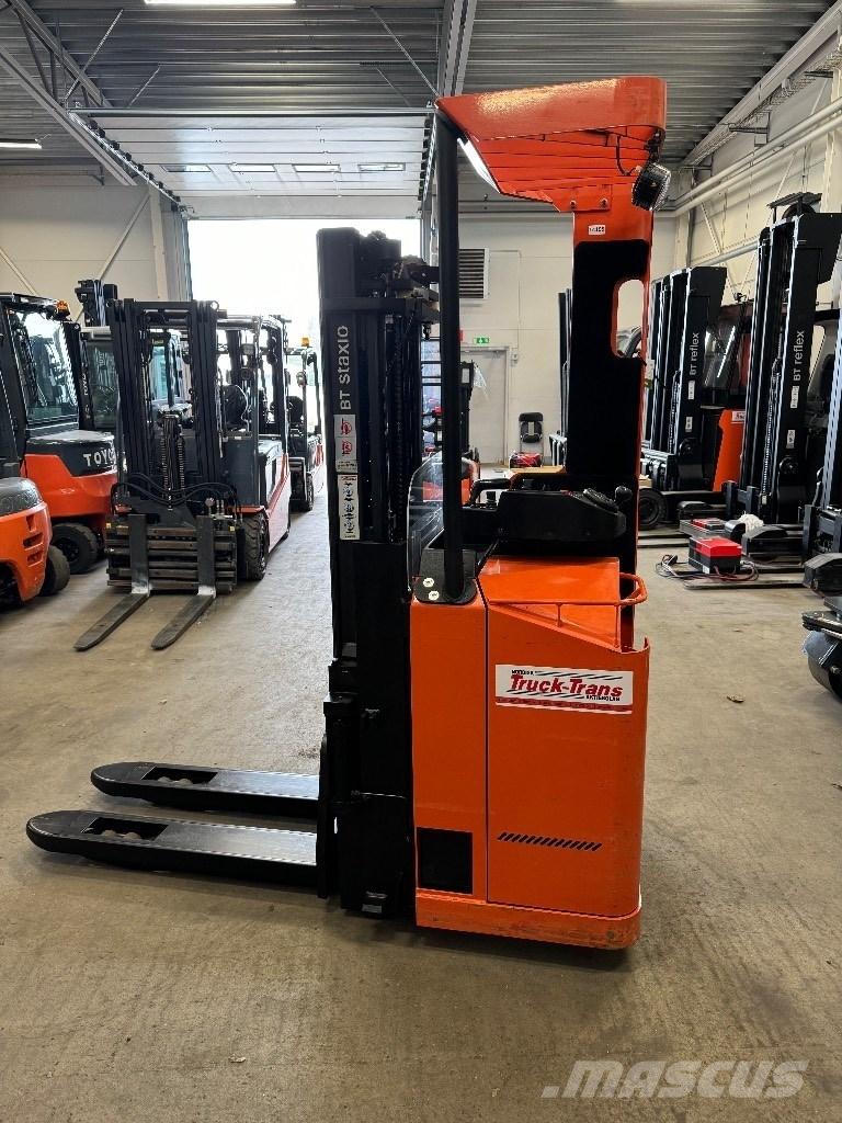 Toyota SSE135L 自走式スタッカー