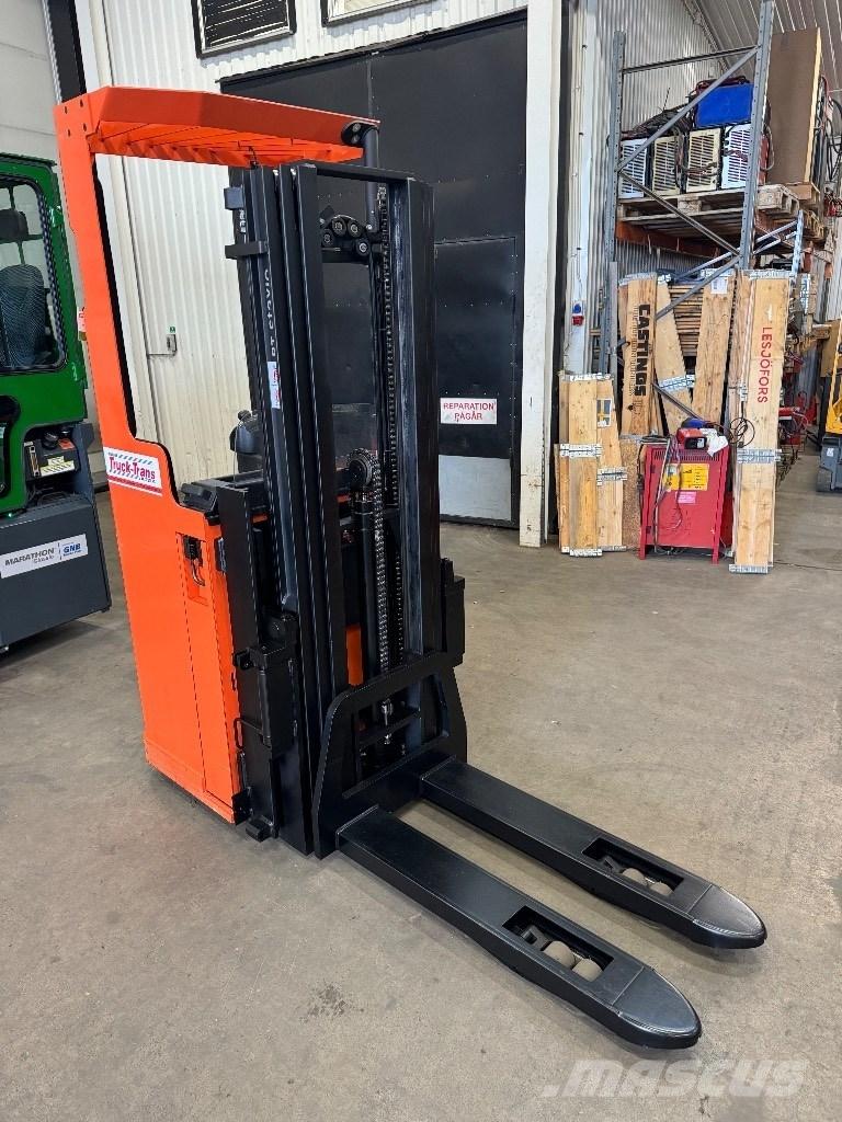 Toyota SSE135L 自走式スタッカー