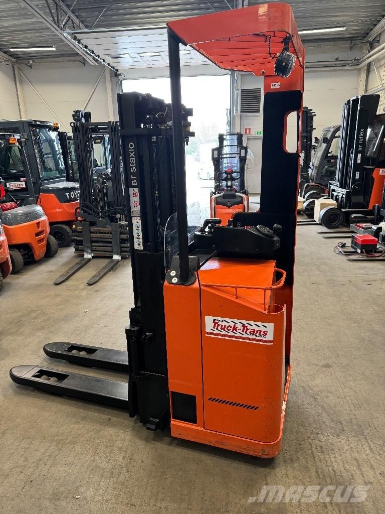 Toyota SSE135L 自走式スタッカー