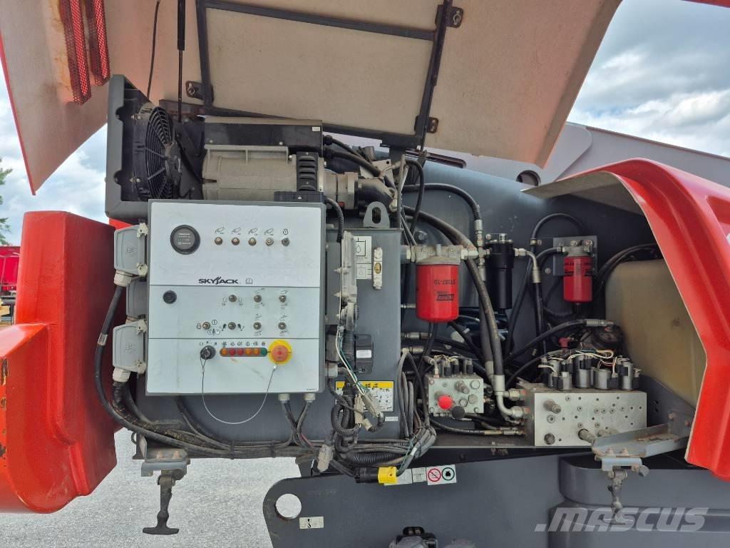 SkyJack SJ 66 T ブームリフト　屈伸型