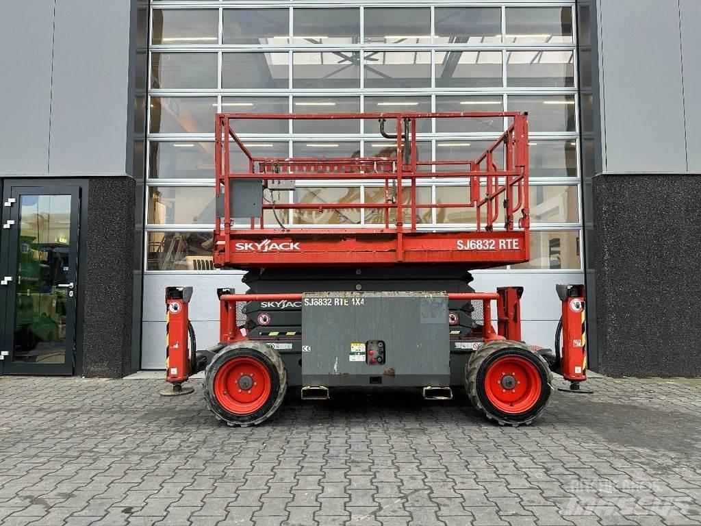 SkyJack SJ6832 RTE シザースリフト