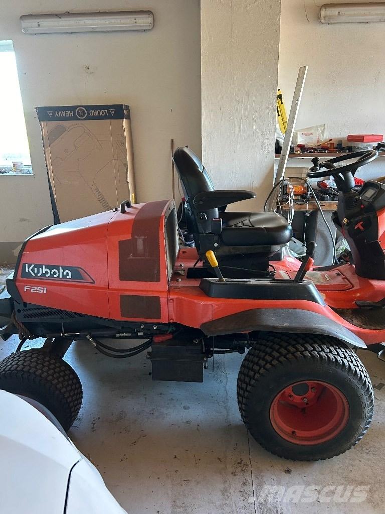 Kubota F 251 牽引式モア/芝刈り機