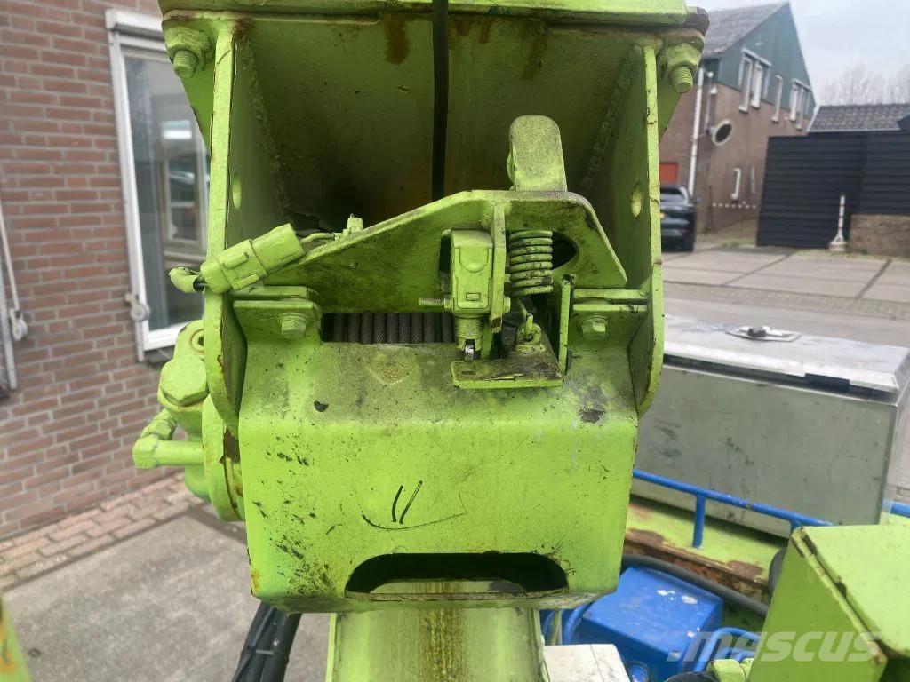 Maeda MC-305C クローラクレーン