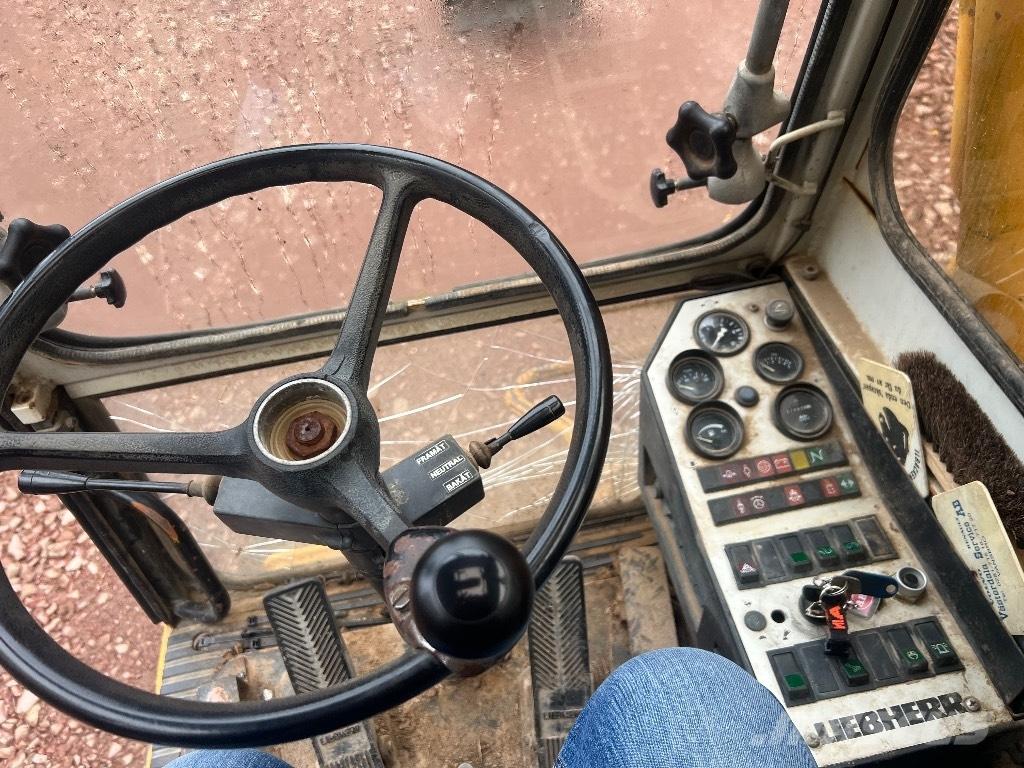 Liebherr 902 ホイール式油圧ショベル（パワーショベル・ユンボ・バックホー）