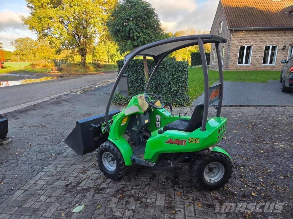 Avant 220 多目的ローダー