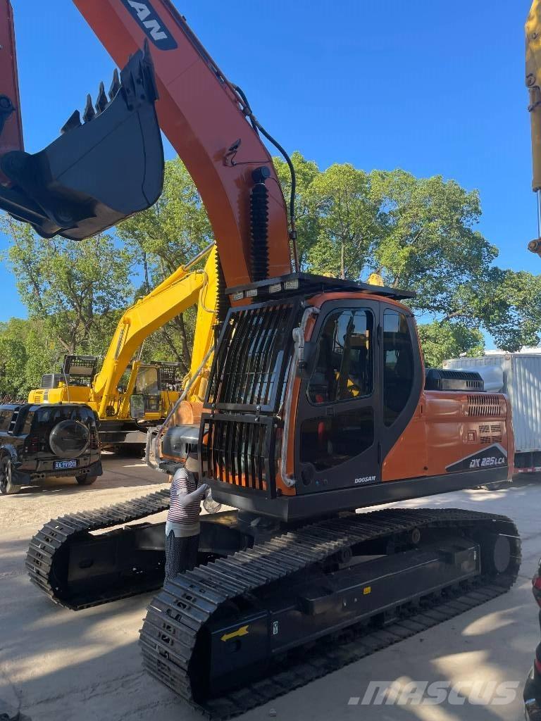 Doosan DX 225 LC 中型油圧ショベル 7ｔ-12ｔ（ユンボ・パワーショベル・バックホー）