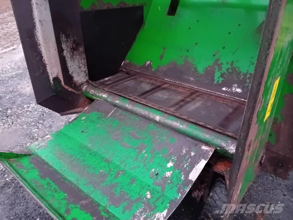 Agronic 140 4WD ミキサーフィーダー