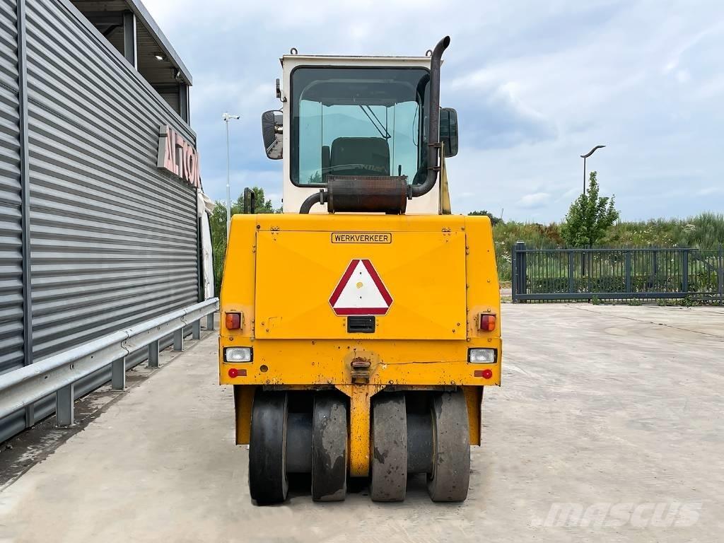 Dynapac CP 142 タイヤローラ