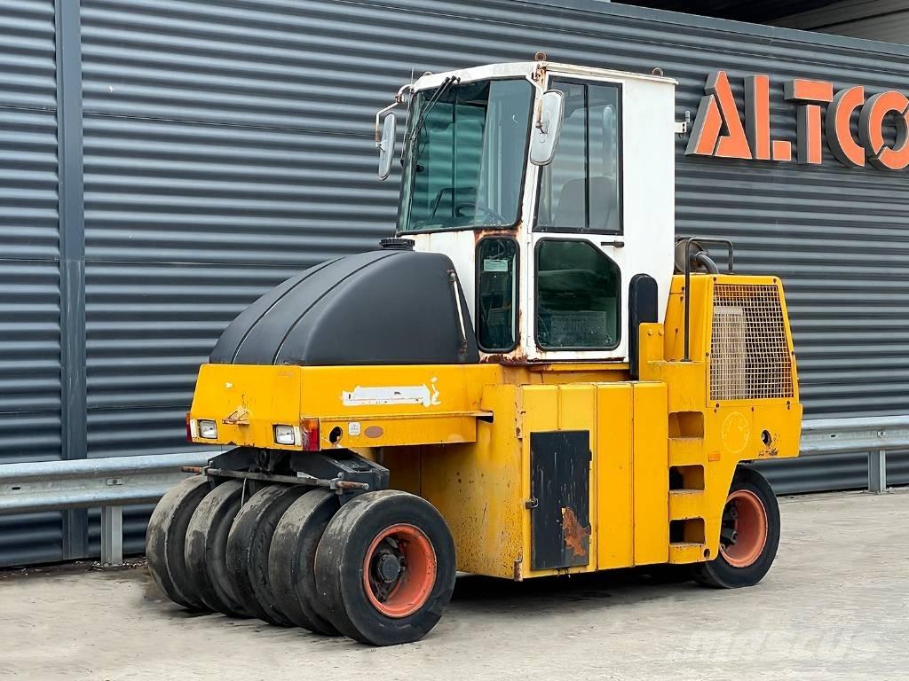 Dynapac CP 142 タイヤローラ