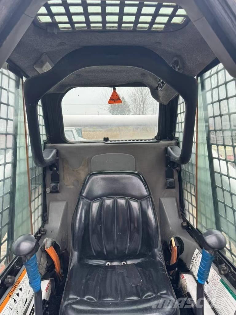 Bobcat S 300 スキッドステアローダー