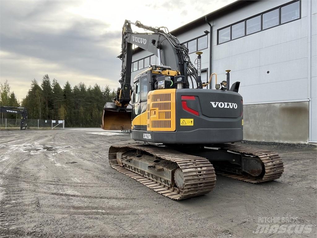 Volvo ECR 235 DL 大型油圧ショベル12t以上（パワーショベル・ユンボ）