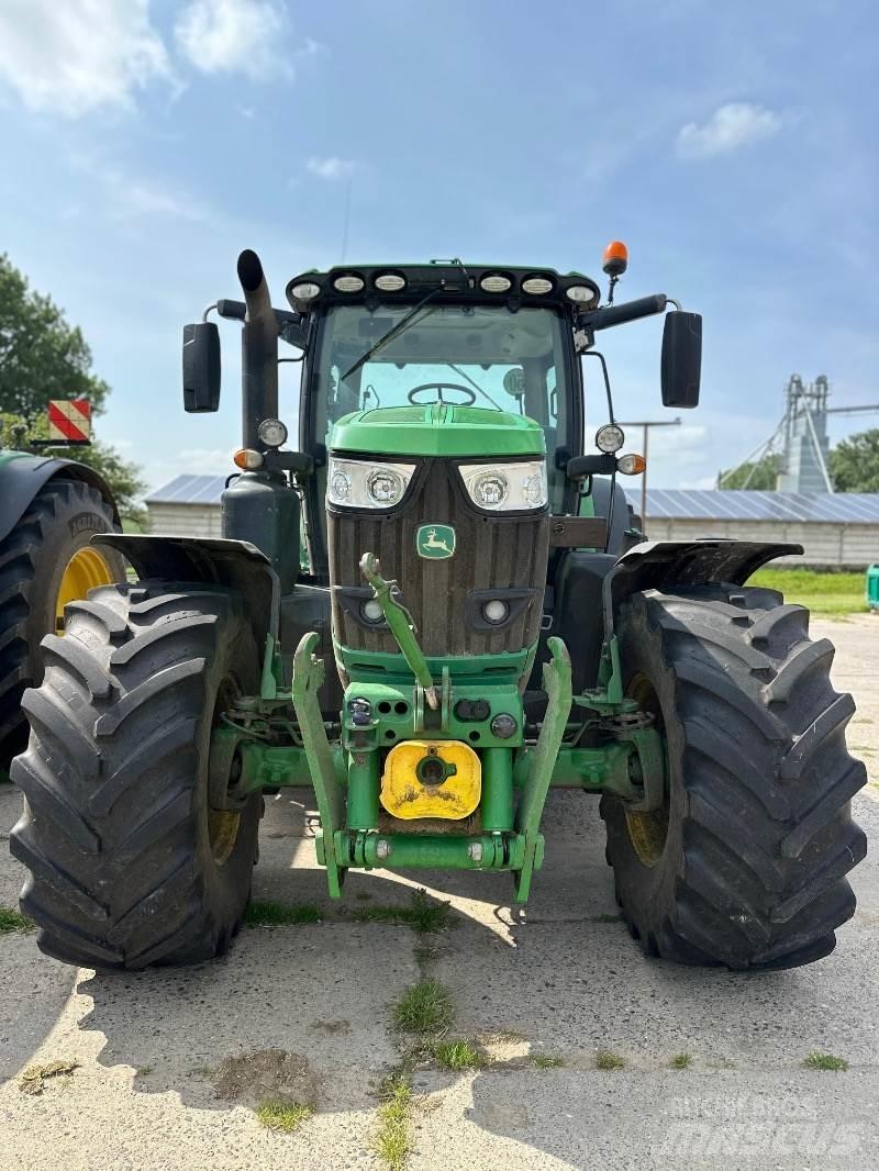 John Deere 6215R トラクター