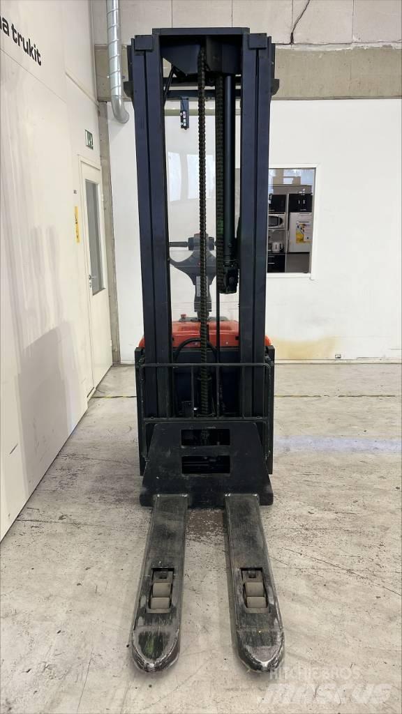 BT SPE 160 L 自走式スタッカー