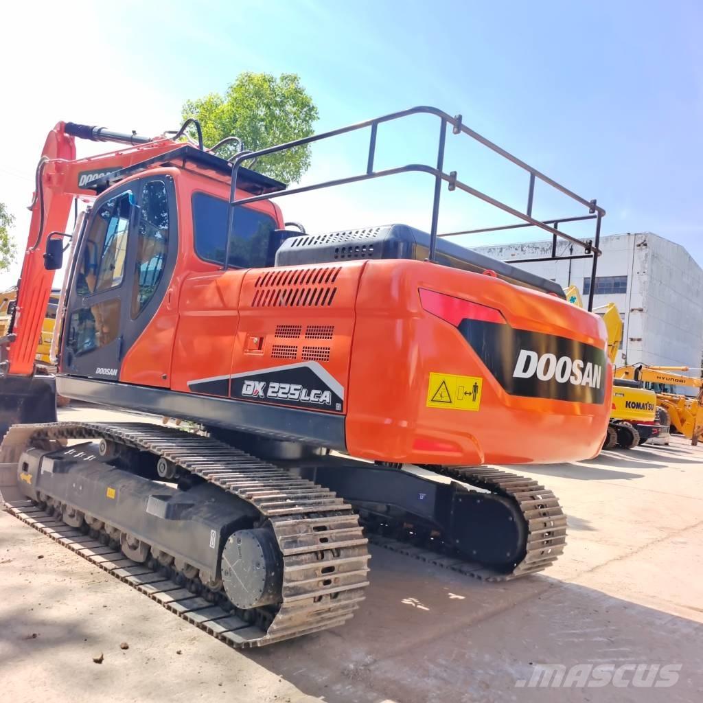 Doosan DX 225 大型油圧ショベル12t以上（パワーショベル・ユンボ）