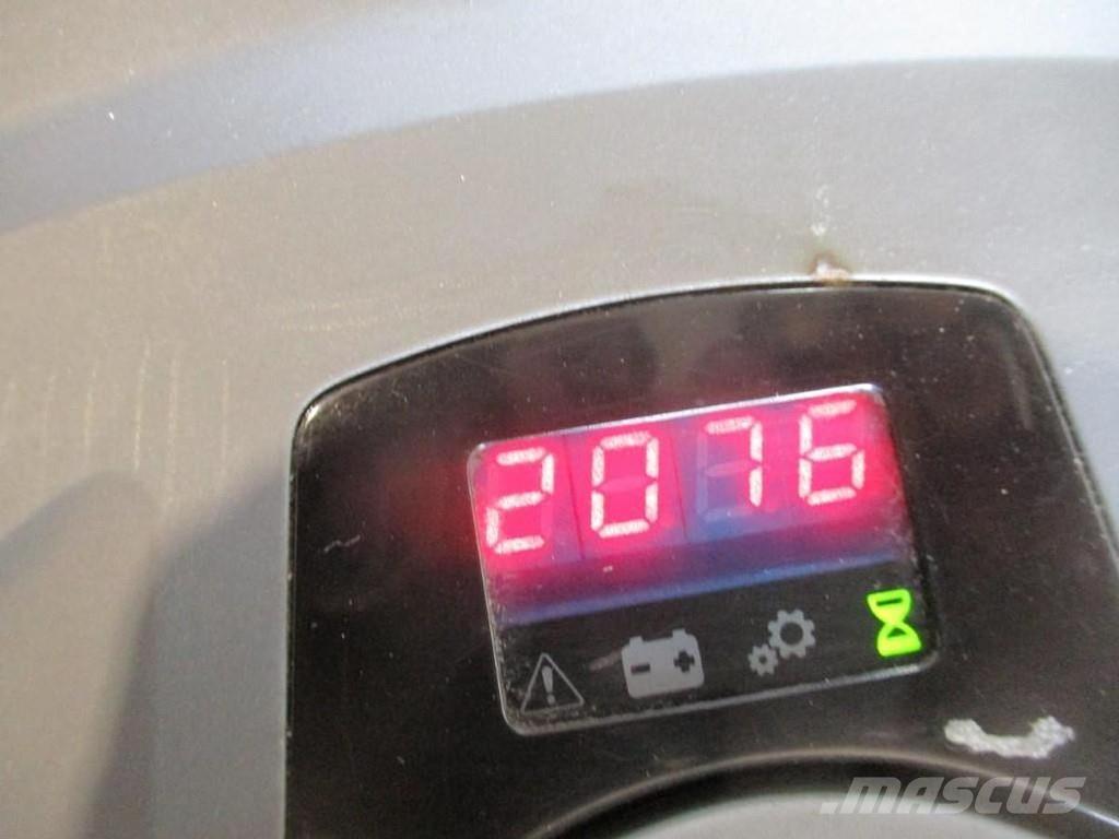 Toyota LPE200 ローリフトとプラットフォーム