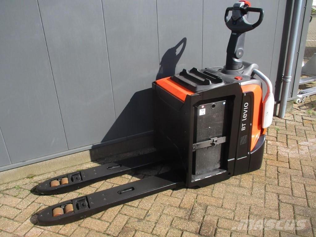 Toyota LPE200 ローリフトとプラットフォーム