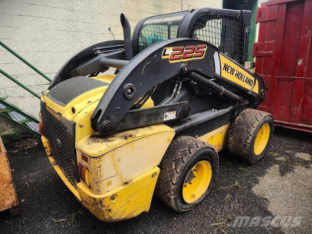 New Holland 225L スキッドステアローダー