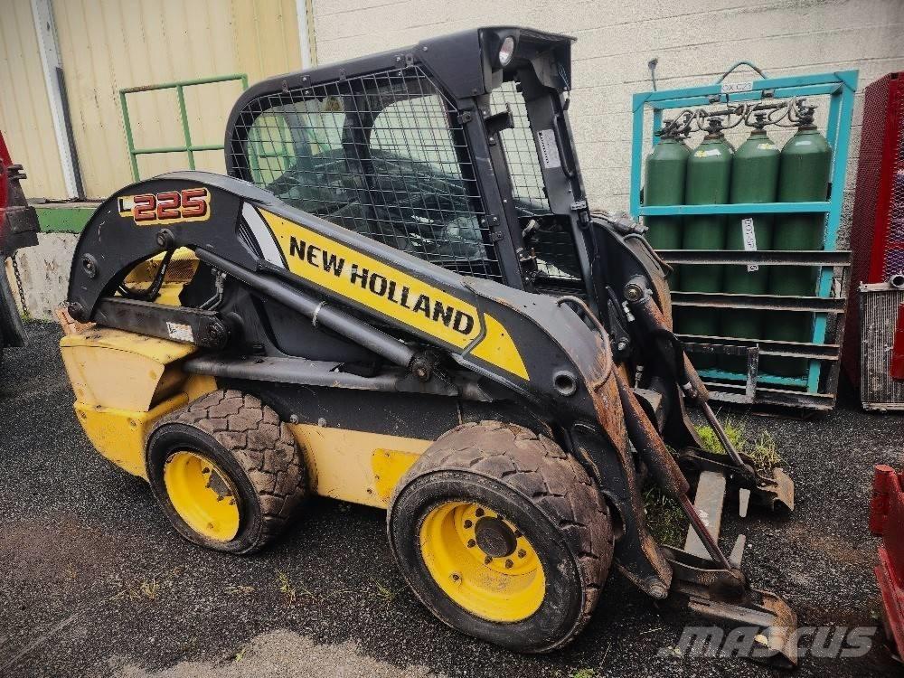 New Holland 225L スキッドステアローダー