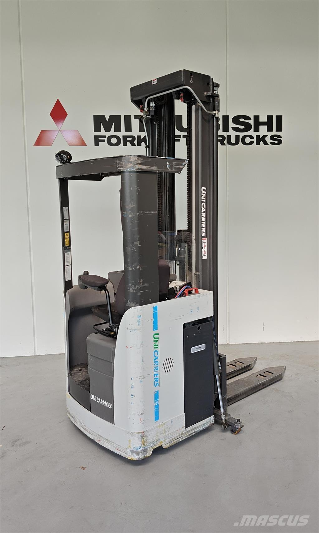 Atlet XSN160 自走式スタッカー