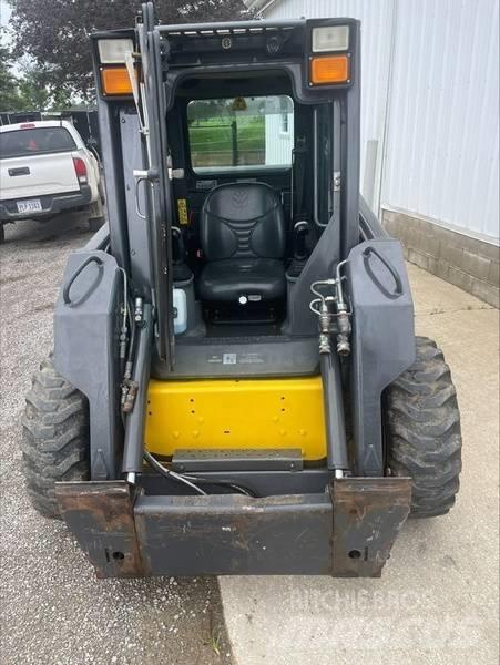 New Holland L 170 スキッドステアローダー