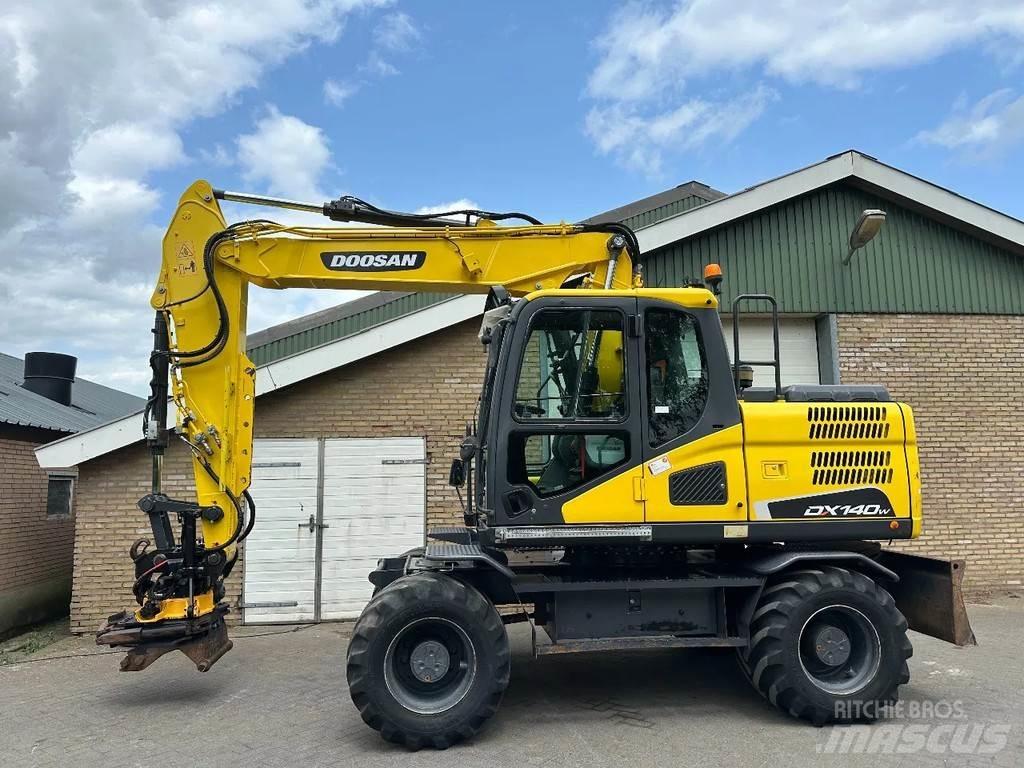 Doosan DX140W-5 ホイール式油圧ショベル（パワーショベル・ユンボ・バックホー）