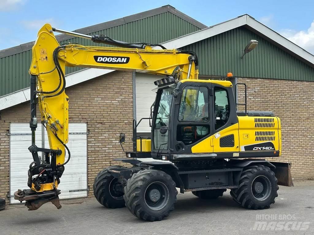 Doosan DX140W-5 ホイール式油圧ショベル（パワーショベル・ユンボ・バックホー）