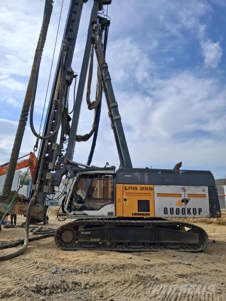 Liebherr LRB255 杭打ち機