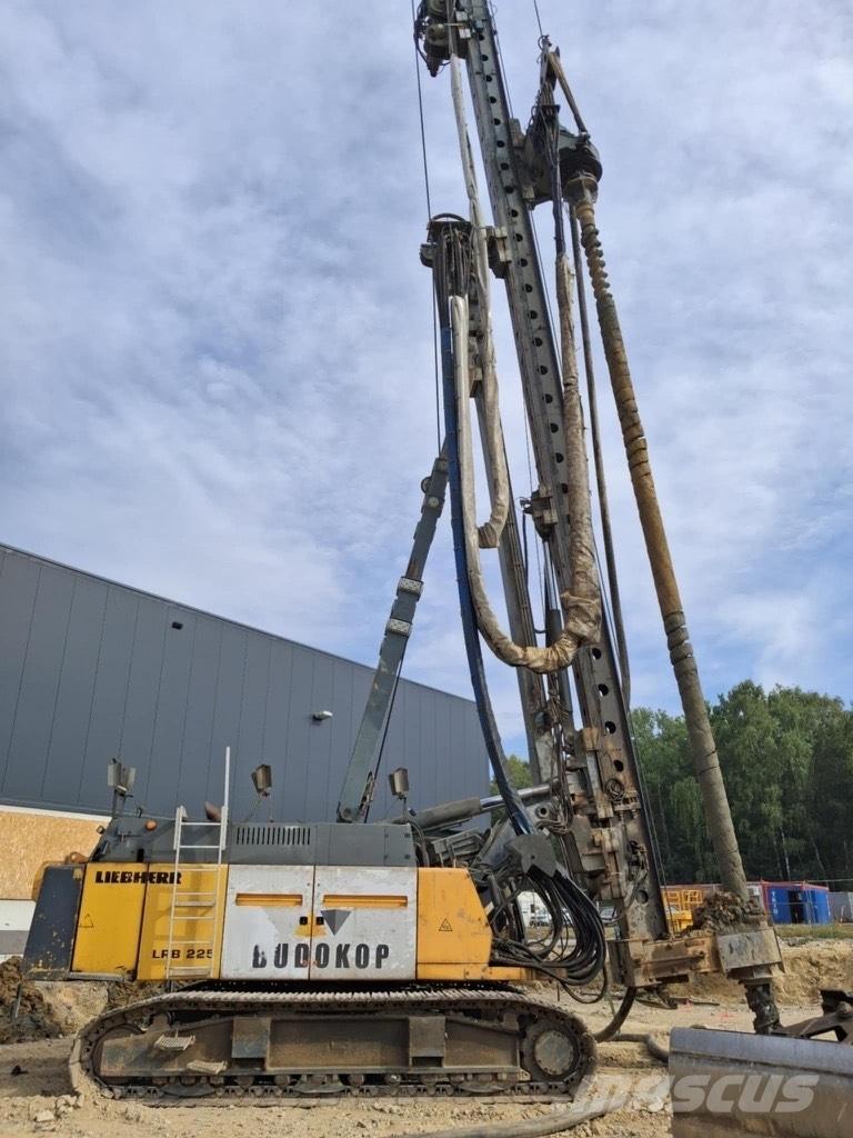 Liebherr LRB255 杭打ち機