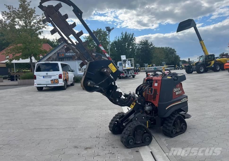 Ditch Witch R300 キャリアダンプ