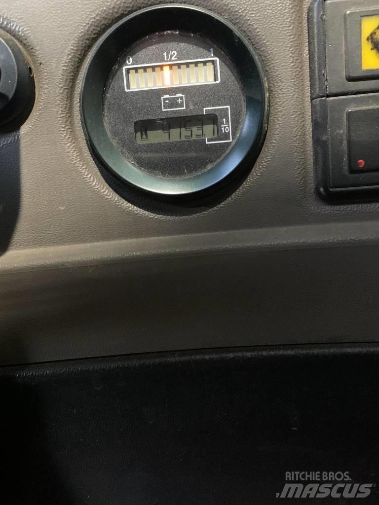 BT SRE 135 L 自走式スタッカー