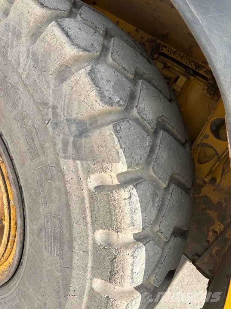 Bell B 30 E アーティキュレート式ダンプトラック