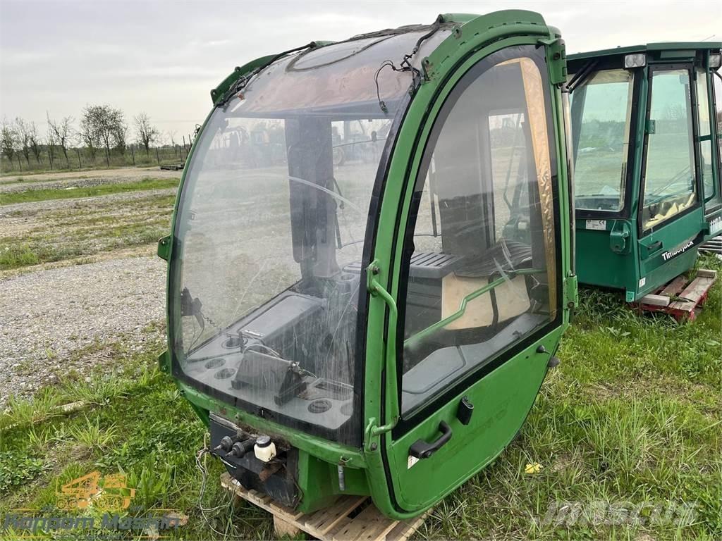 John Deere 1470E キャビン及び内装