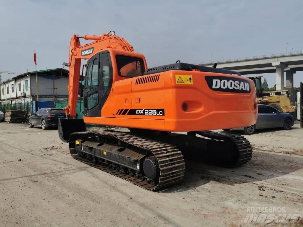 Doosan DX 225 LC 大型油圧ショベル12t以上（パワーショベル・ユンボ）