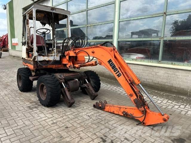 Kubota KH 16- W ホイール式油圧ショベル（パワーショベル・ユンボ・バックホー）
