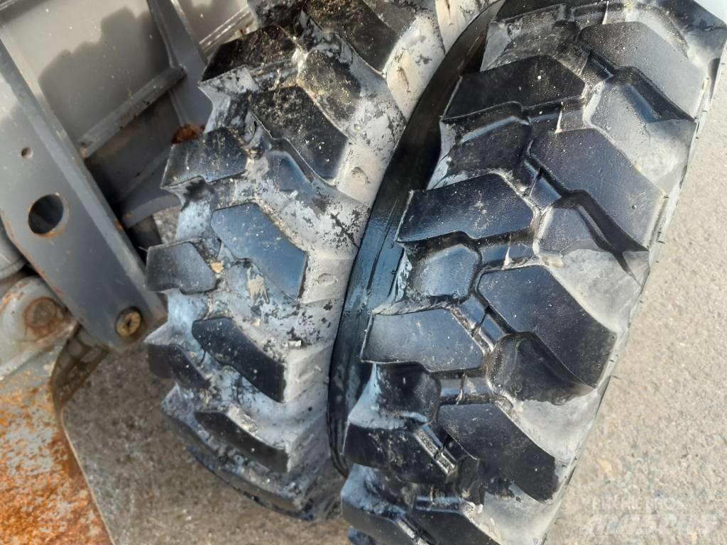 Takeuchi TB 295 W ホイール式油圧ショベル（パワーショベル・ユンボ・バックホー）