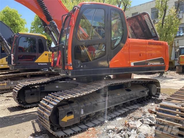 Doosan DX 225 LC 大型油圧ショベル12t以上（パワーショベル・ユンボ）