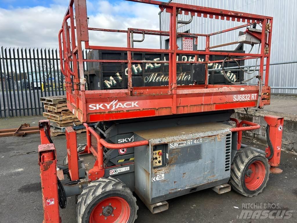 SkyJack SJ 6832 RT シザースリフト