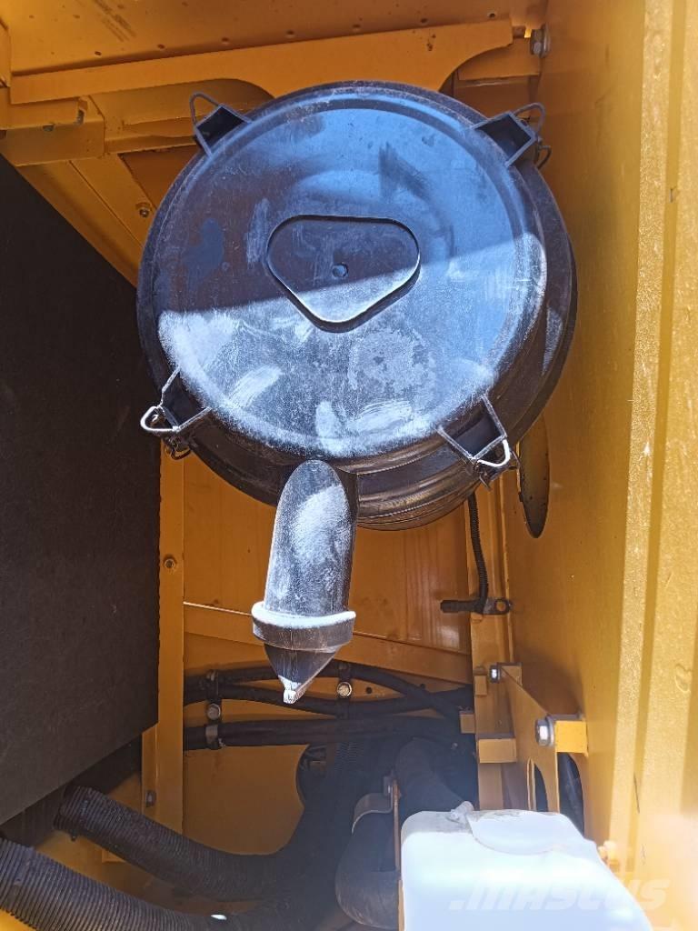 Komatsu PC 220 大型油圧ショベル12t以上（パワーショベル・ユンボ）