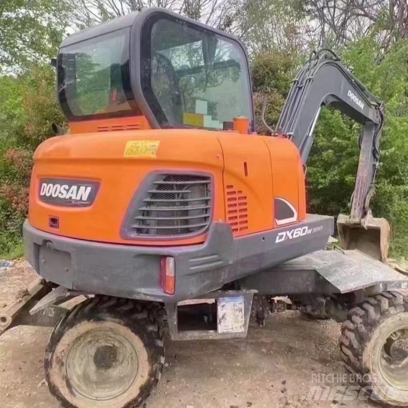 Doosan DX60W ホイール式油圧ショベル（パワーショベル・ユンボ・バックホー）