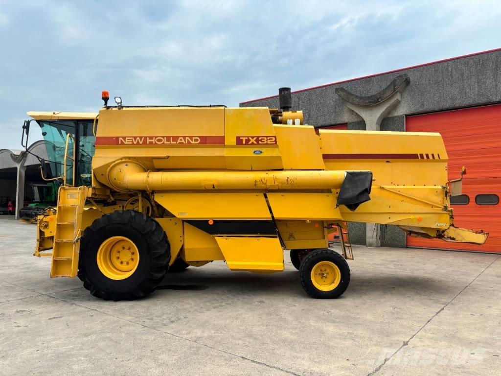 New Holland TX 32 コンバイン