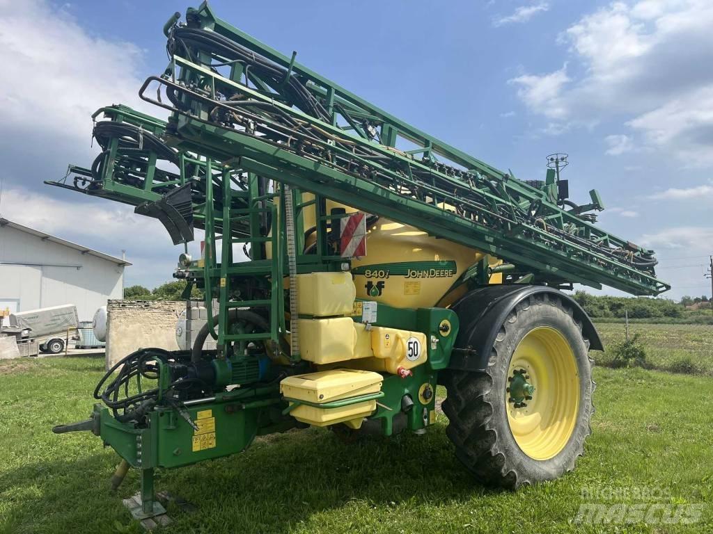 John Deere 840 i 牽引型スプレイヤー
