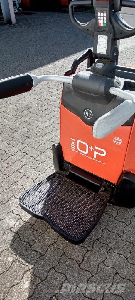 Toyota SPE140L 自走式スタッカー