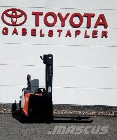 Toyota SPE140L 自走式スタッカー