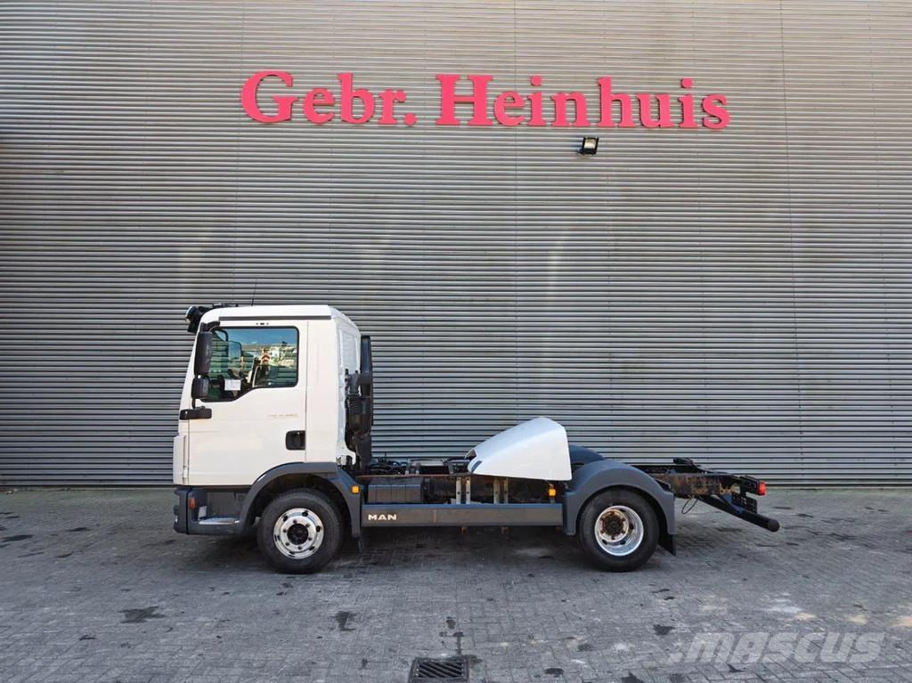 MAN TGL 8.220 4x2 キャブ付きシャーシ