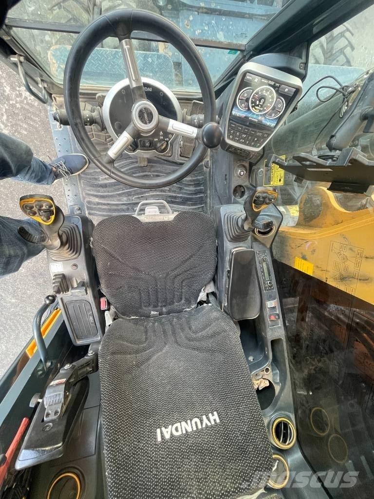 Hyundai HW 160 ホイール式油圧ショベル（パワーショベル・ユンボ・バックホー）