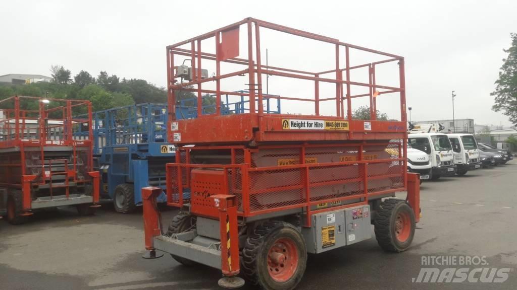 SkyJack SJ 7135 RT シザースリフト